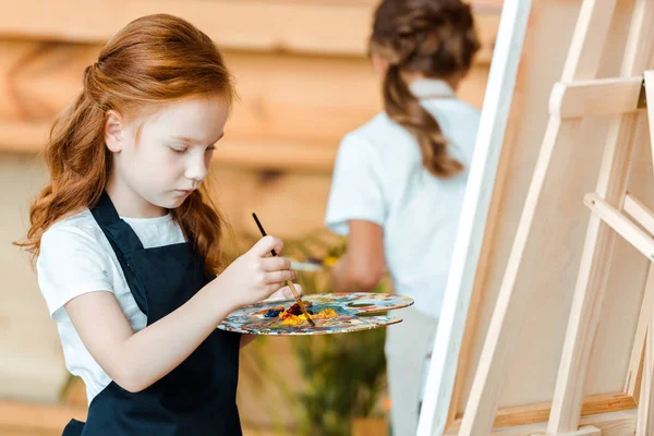 Foco Seletivo Pintura Criança Ruiva Bonito Escola Arte Perto Criança — Fotografia de Stock