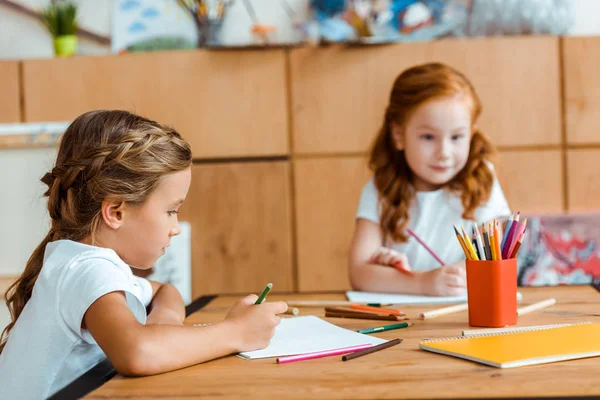 Enfoque Selectivo Niño Dibujo Cerca Pelirroja Niño — Foto de Stock