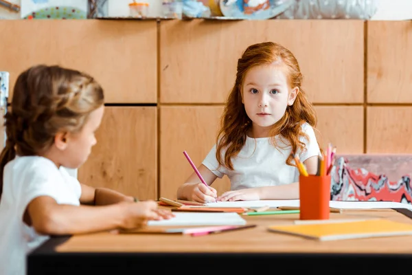 Enfoque Selectivo Niño Pelirrojo Sorprendido Mirando Cámara Cerca Del Niño — Foto de Stock