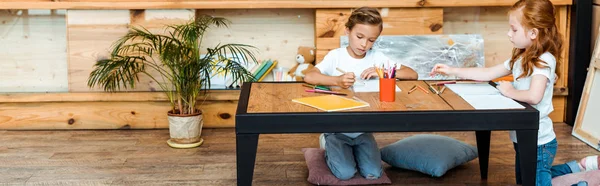 Panoramabild Med Barn Som Sitter Kuddar Och Ritar Vid Skrivbordet — Stockfoto