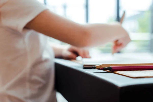 Bijgesneden Weergave Kid Tekening Papier Met Kleurpotlood — Stockfoto