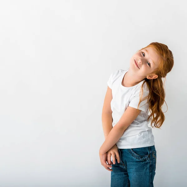 Sorrindo Criança Ruiva Olhando Para Câmera Isolada Branco — Fotografia de Stock