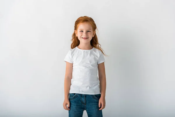 Sorrindo Criança Ruiva Olhando Para Câmera Branco — Fotografia de Stock