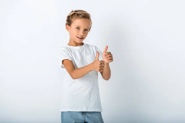 Fröhliches Kind Blickt Die Kamera Und Zeigt Daumen Hoch Auf — Stockfoto