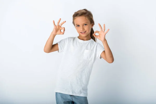 Vrolijk Kind Kijken Naar Camera Tonen Teken Wit — Stockfoto