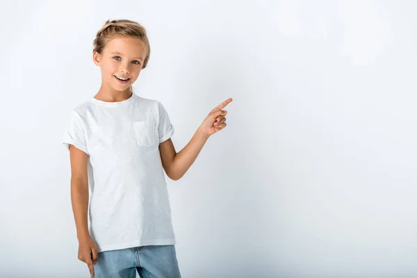 Veselé Dítě Dívá Kameru Ukazuje Prstem Bílou — Stock fotografie