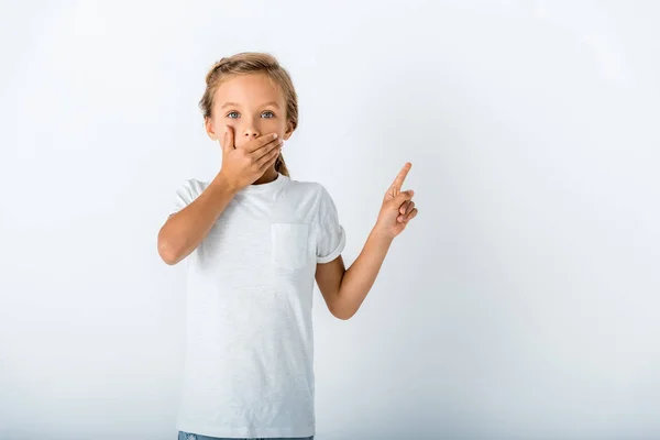 Chocado Niño Cubriendo Cara Mientras Mira Cámara Señalando Con Dedo — Foto de Stock