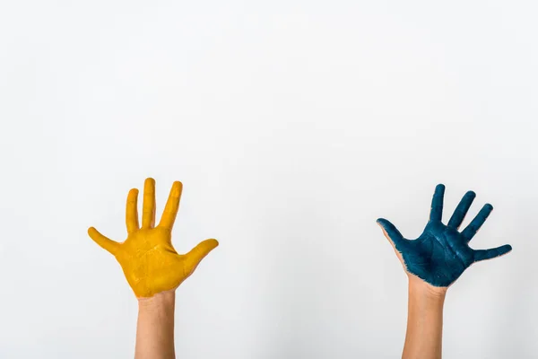 Visão Cortada Criança Com Tinta Azul Amarela Mãos Isoladas Branco — Fotografia de Stock