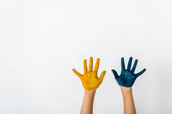 Обрізаний Вид Дитини Синьо Жовтою Фарбою Руках Ізольовані Білому — стокове фото