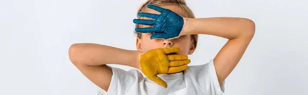 Panoramiczne Ujęcie Dzieciaka Farbą Rękach Zakrywającą Twarz Odizolowaną Białym — Zdjęcie stockowe