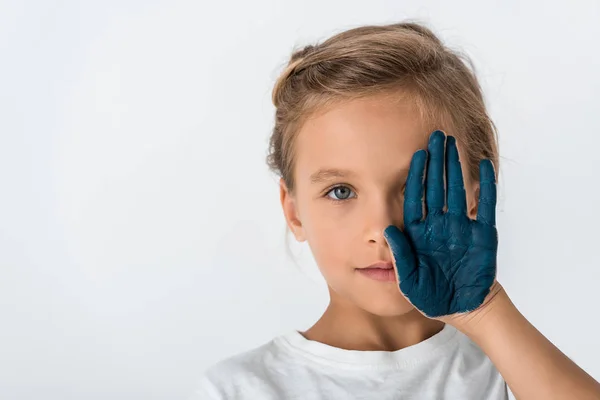 Criança Com Tinta Azul Mão Cobrindo Rosto Isolado Branco — Fotografia de Stock