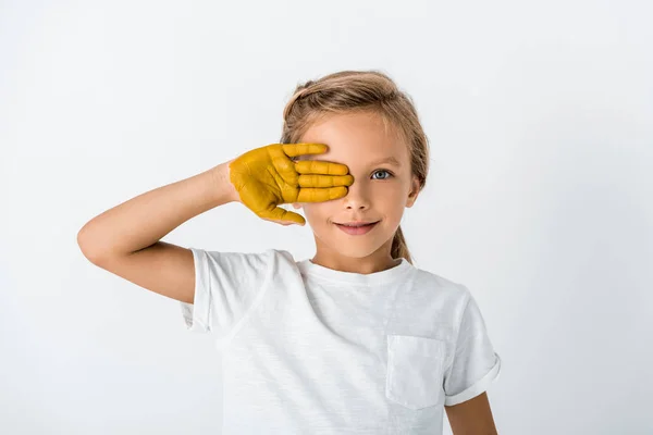 Niño Feliz Con Pintura Amarilla Mano Cubriendo Cara Aislada Blanco — Foto de Stock