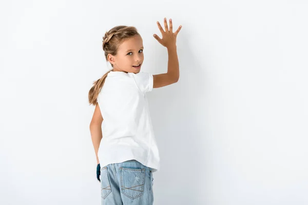 Bambino Felice Guardando Fotocamera Sul Bianco — Foto Stock