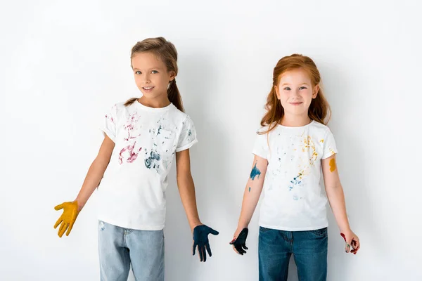 Niños Alegres Con Pintura Las Manos Pie Sobre Blanco — Foto de Stock