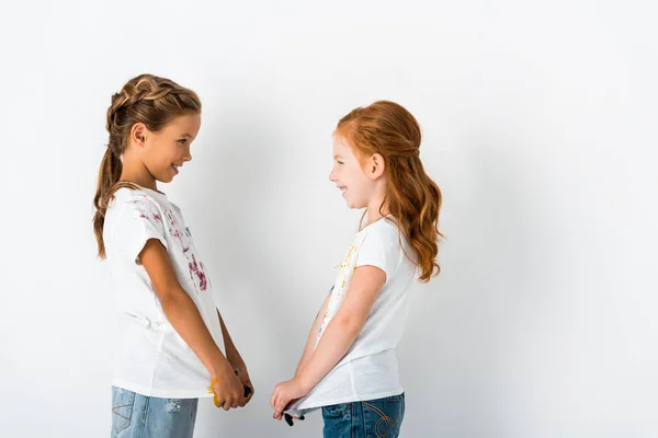 Πλαϊνή Άποψη Του Χαρούμενα Παιδιά Χρώμα Shirts Στέκεται Λευκό — Φωτογραφία Αρχείου