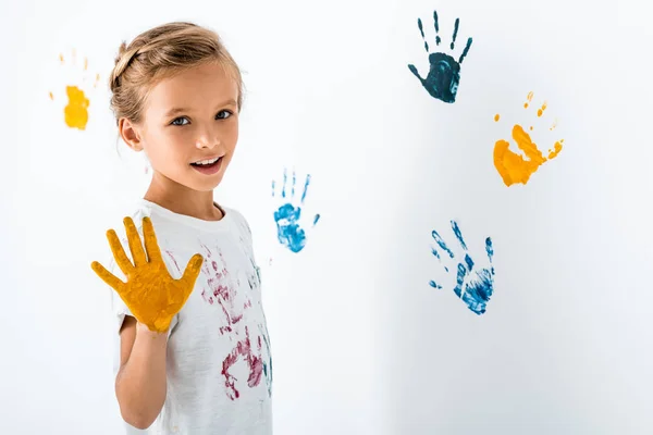 Criança Feliz Com Tinta Amarela Mão Perto Impressões Mão Branco — Fotografia de Stock