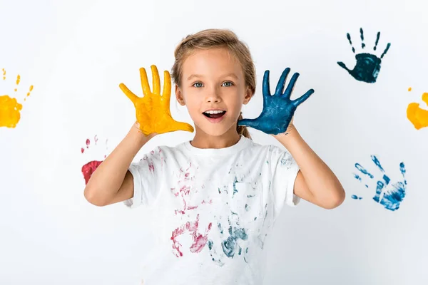 Niño Excitado Con Pintura Las Manos Cerca Las Huellas Las — Foto de Stock