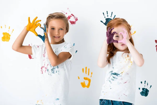 Gelukkige Kinderen Tonen Hartvormig Teken Met Handen Kleurrijke Verf Wit — Stockfoto