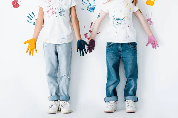 Vista Cortada Crianças Jeans Com Tinta Nas Mãos Perto Impressões — Fotografia de Stock