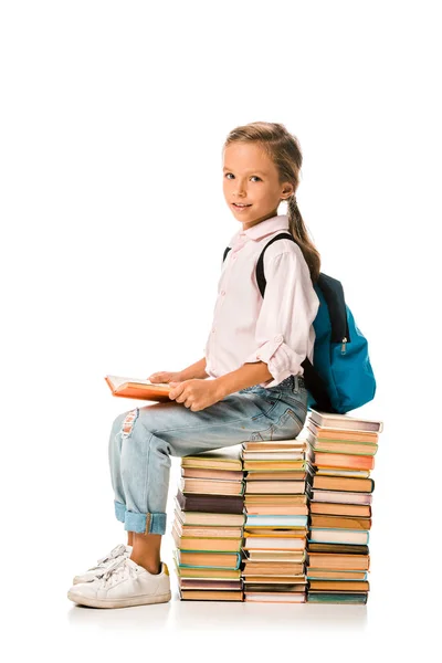 Fröhliches Schulkind Das Auf Büchern Sitzt Und Weiß Die Kamera — Stockfoto