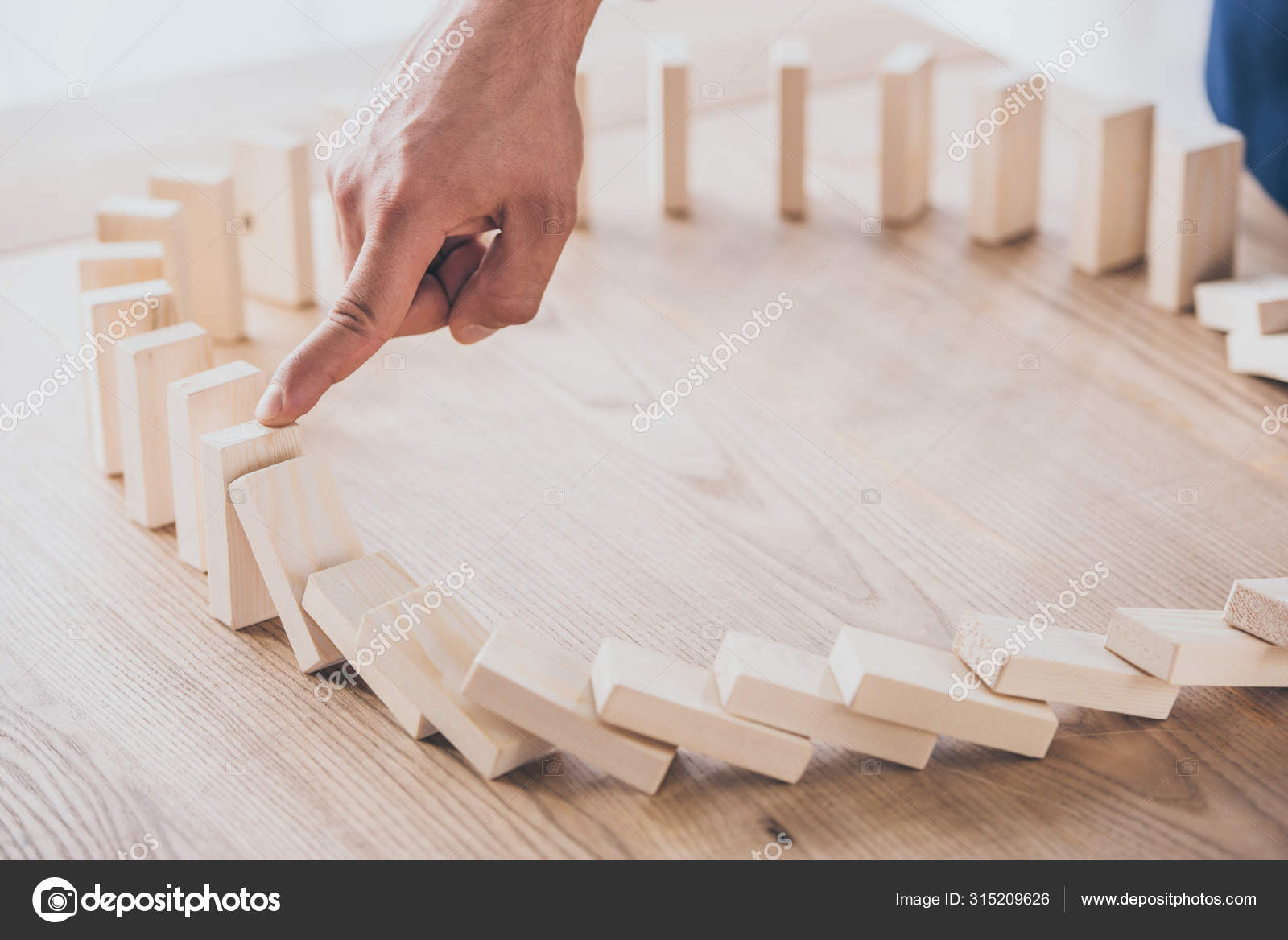 关于风险管理人阻止掉落木块多米诺骨牌效应的观点——图库图片© AndrewLozovyi #315209626