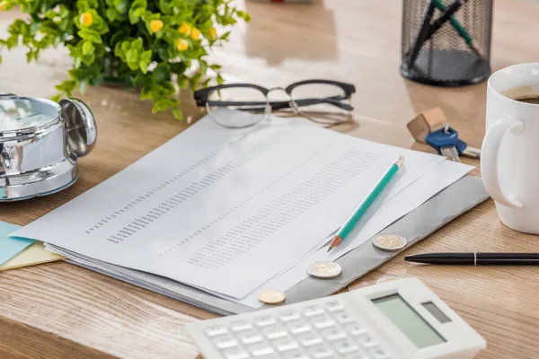 Calculatrice Près Pièces Papier Tasse Café Verres Plante Verte Modèle — Photo