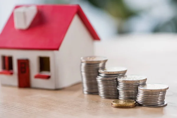 Foco Seletivo Prata Estocada Moedas Ouro Perto Casa Brinquedo Mesa — Fotografia de Stock