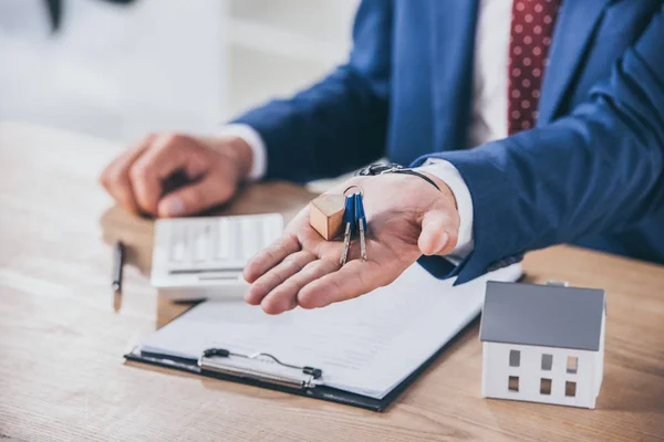 Vista Parcial Del Hombre Negocios Lugar Trabajo Con Llaves Cerca —  Fotos de Stock