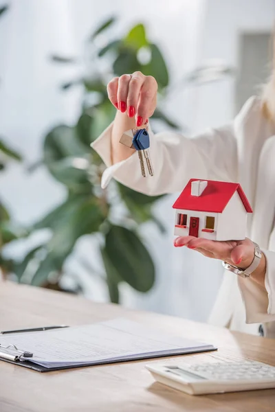 Gedeeltelijke Weergave Van Zakenvrouw Tonen Huis Model Sleutels Buurt Klembord — Stockfoto