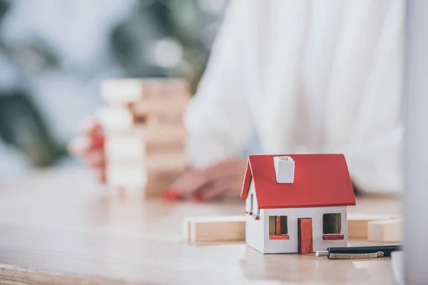 Selektivní Zaměření Modelu Domu Poblíž Rizikového Manažera Dřevěných Bloků — Stock fotografie