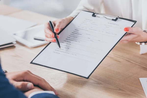 Vista Recortada Mujer Negocios Señalando Con Mano Lugar Firma Acuerdo —  Fotos de Stock