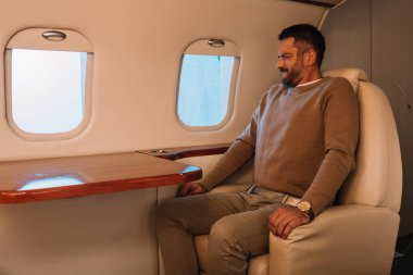 Korkmuş, gözleri kapalı bir adam özel jette oturuyor. 