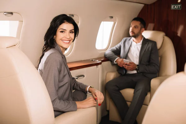 Enfoque Selectivo Mujer Negocios Alegre Jet Privado Con Hombre Negocios —  Fotos de Stock