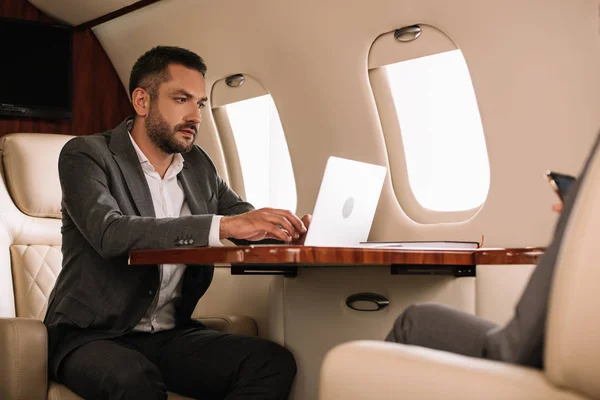 Cropped View Woman Sitting Handsome Businessman Using Laptop First Class — Stock Photo, Image