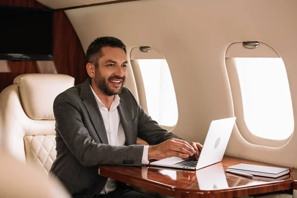 Foco Seletivo Empresário Barbudo Feliz Usando Laptop Primeira Classe — Fotografia de Stock