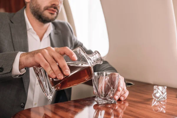 Bijgesneden Beeld Van Een Bebaarde Zakenman Die Whisky Glas Het — Stockfoto