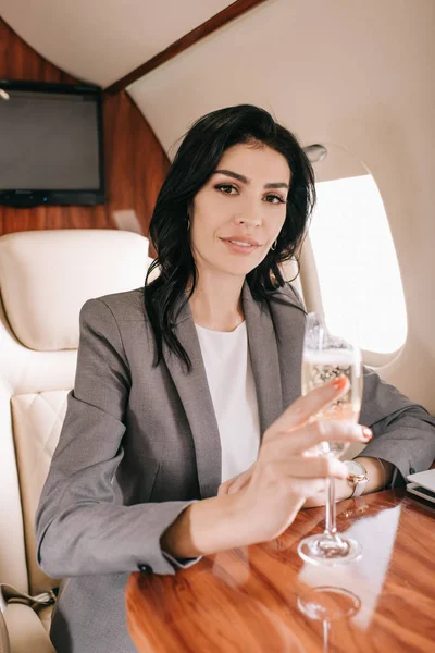 Aantrekkelijke Zakenvrouw Met Champagne Glas Prive Jet — Stockfoto