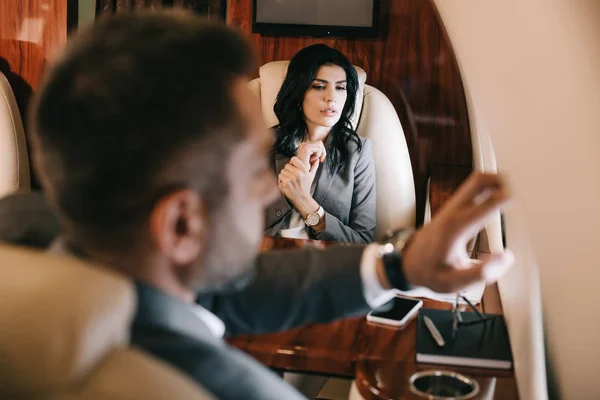 Selektivt Fokus Bekymret Forretningskvinne Med Flyskrekk Som Sitter Sammen Med – stockfoto
