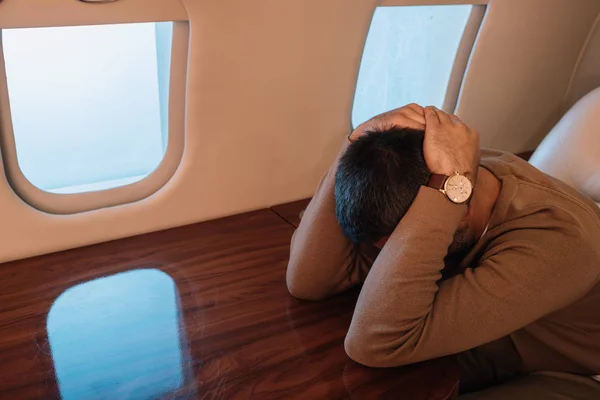 Hombre Asustado Con Airsickness Cubriendo Cara Jet Privado —  Fotos de Stock