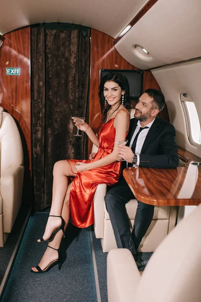 Selective Focus Happy Couple Holding Martini Glasses Private Jet — Stock Photo, Image