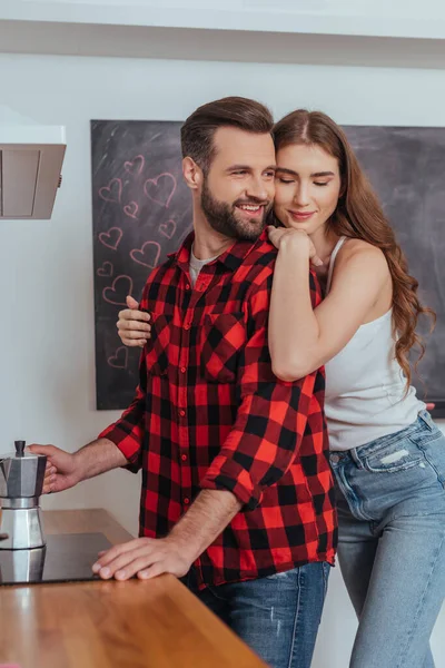 Hermosa Chica Feliz Abrazo Sonriente Novio Haciendo Café Géiser Cafetera — Foto de Stock