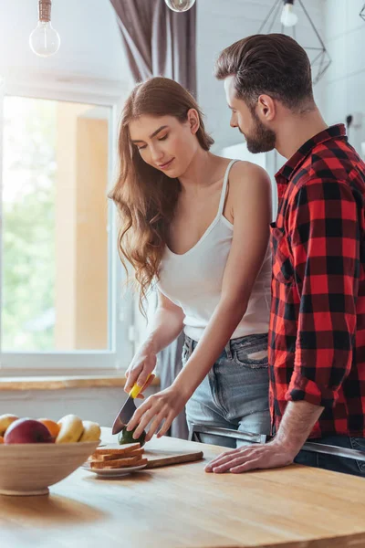 Young Man Looking Beautiful Girlfriend Cutting Fresh Avocado Breakfast — Stock Photo, Image