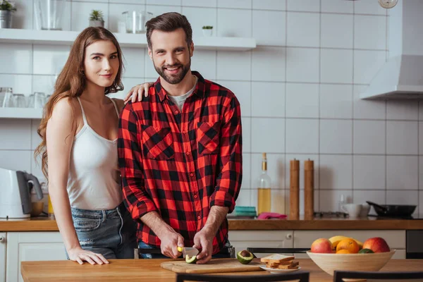 Happy Young Couple Smiling Camera While Preparing Breakfast Fresh Fruits — Stock Photo, Image