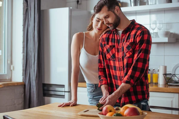 Felice Ragazza Appoggiata Sul Bel Ragazzo Taglio Avocado Fresco Vicino — Foto Stock