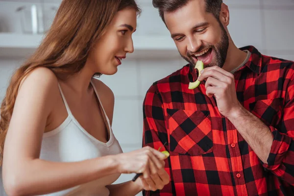 Hombre Alegre Degustación Rebanada Aguacate Fresco Cerca Novia Atractiva — Foto de Stock