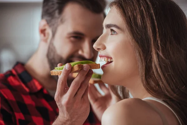 Enfoque Selectivo Hombre Sonriente Alimentando Novia Feliz Con Tostadas Aguacate — Foto de Stock