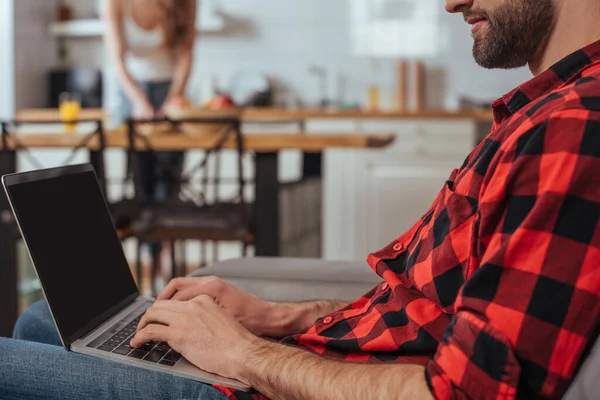 Cropped View Freelancer Typing Laptop Blank Screen Kitchen Girlfriend Background — Stock Photo, Image