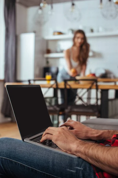 Bilgisayarda Arka Planda Kız Arkadaşının Yanında Mutfakta Boş Ekran Ile — Stok fotoğraf