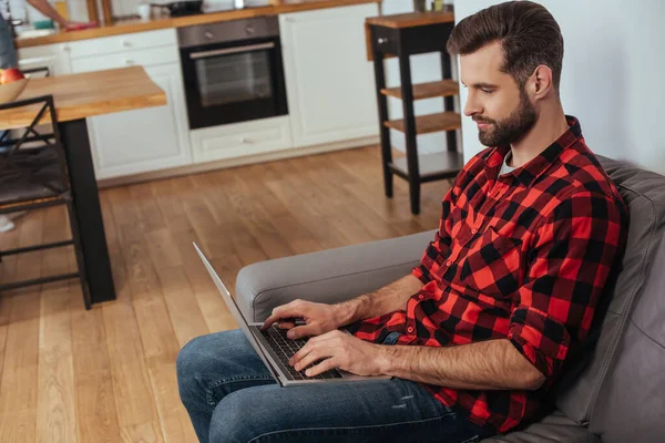 Visão Alto Ângulo Bonito Concentrado Freelancer Trabalhando Laptop Enquanto Sentado — Fotografia de Stock