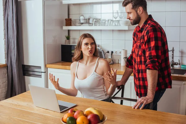 Handsome Man Standing Angry Girlfriend Gesturing Yelling While Sitting Laptop — Stock Photo, Image